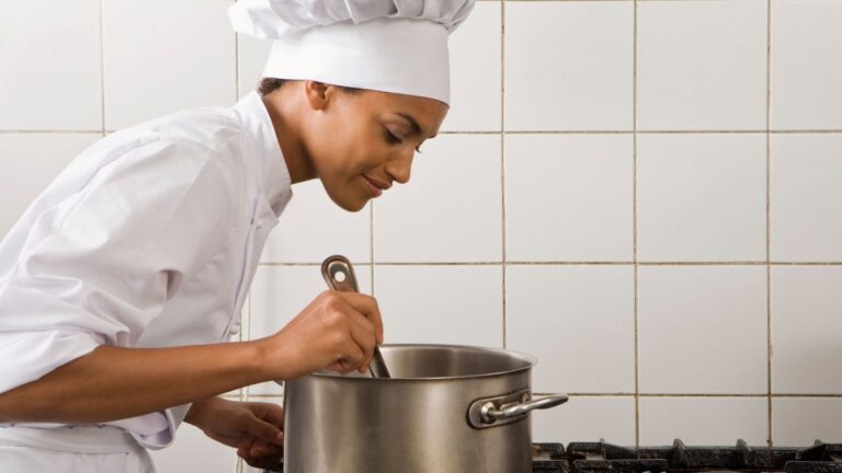 cozinha mexendo a panela de inox