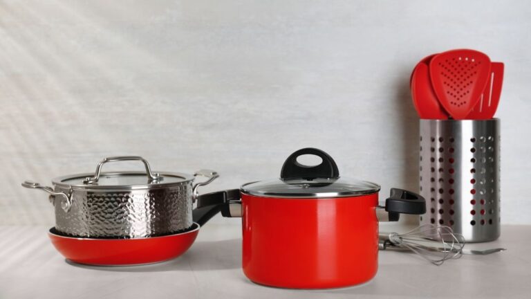 conjunto de panelas vermelhas e inox