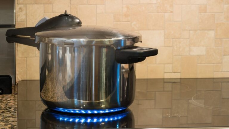 panela de pressão com fogo aceso