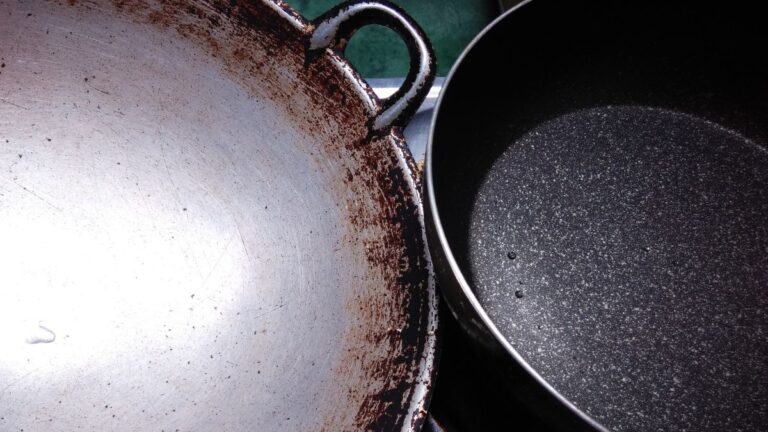 panela enferrujada queimada por dentro