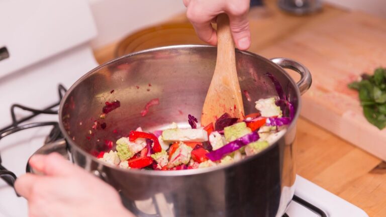 panela cozinhando alimentos