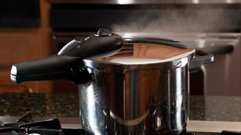panela de pressão soltando vapor