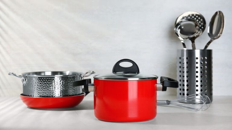 jogo de panelas vermelho e inox