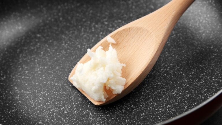 panela com colher de madeira