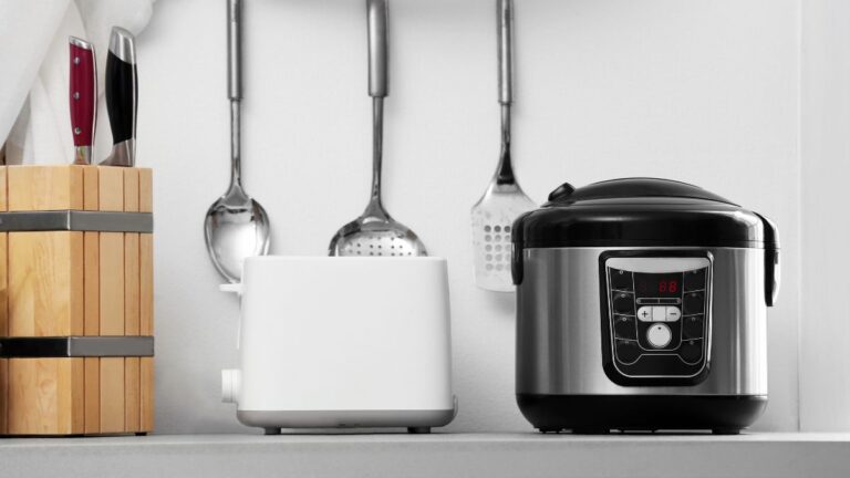 panela de pressão elétrica na cozinha