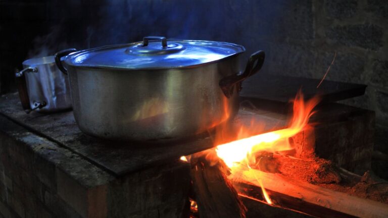 panela em fogão a lenha aceso