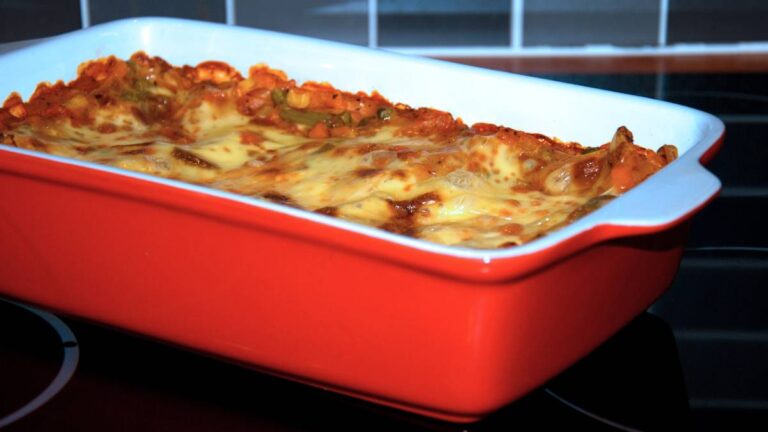 assadeira vermelha com lasanha dentro