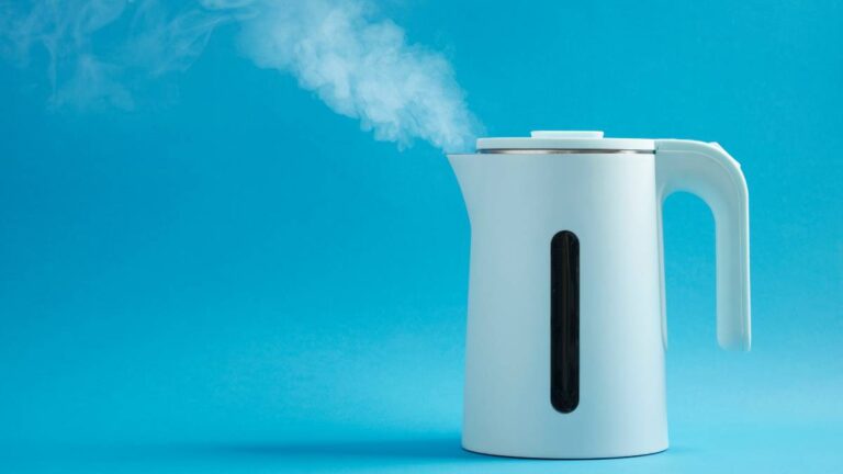 fervedor branco saindo vapor