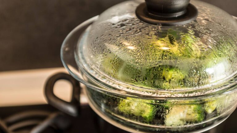 panela a vapor cozinhando legumes