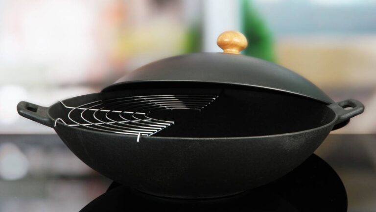 panela wok preta com tampa meio aberta