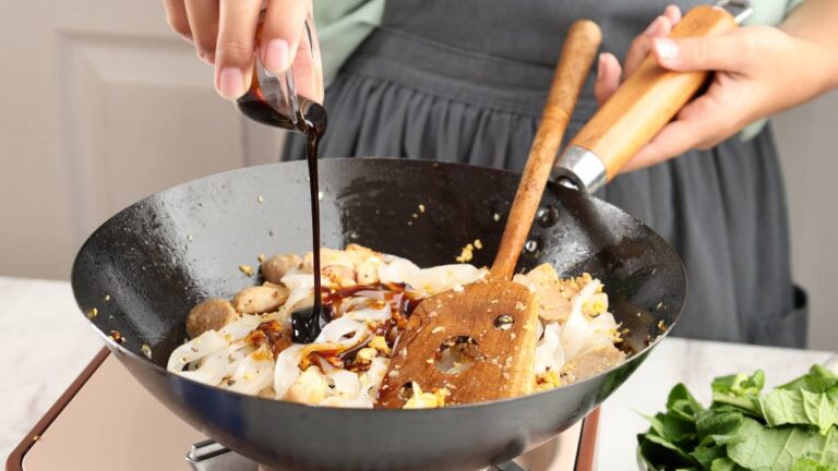 cozinheira usando panela wok