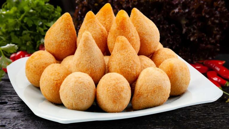 coxinhas-no-prato-branco